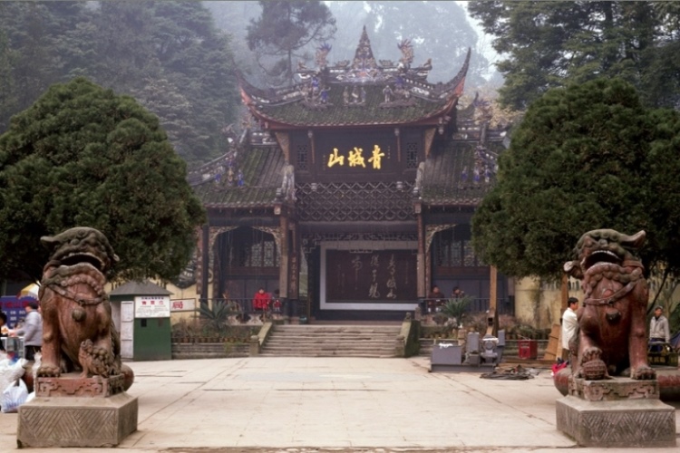 Qingchen Shan
Front gate at Mt. Qingchen