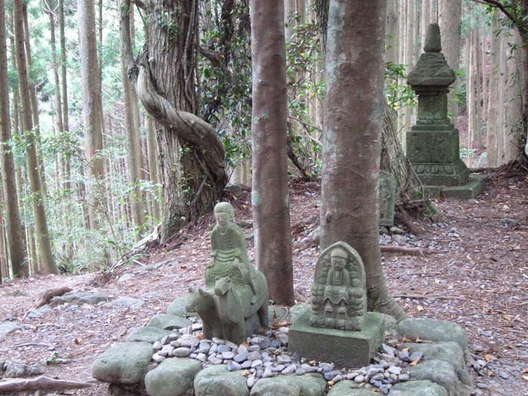 Japan Kansai: Kii Peninsula, Nakahechi Trail , Modest oji and C12 stupa, Walkopedia