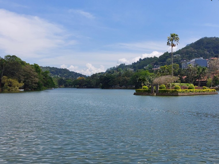Kandy city
Kandy Lake - © Wiliam Mackesy Kandy city
Kandy Lake - © Wiliam Mackesy